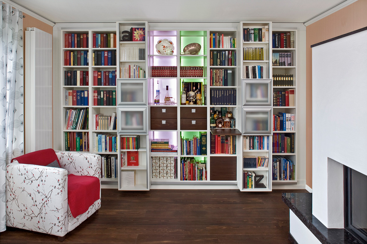 Bücherwand in Weißlack, kombiniert mit gebeiztem Eichenholz