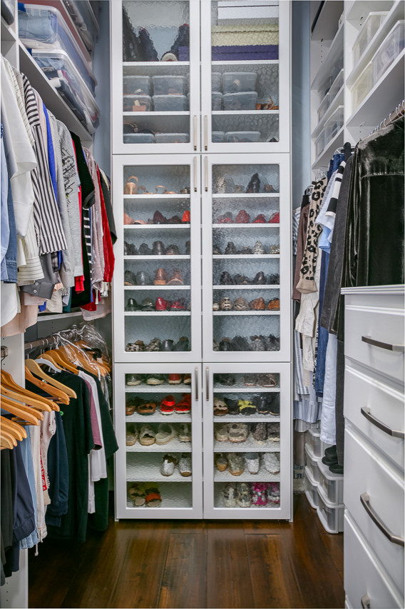 Modelo de armario y vestidor clásico renovado con puertas de armario blancas