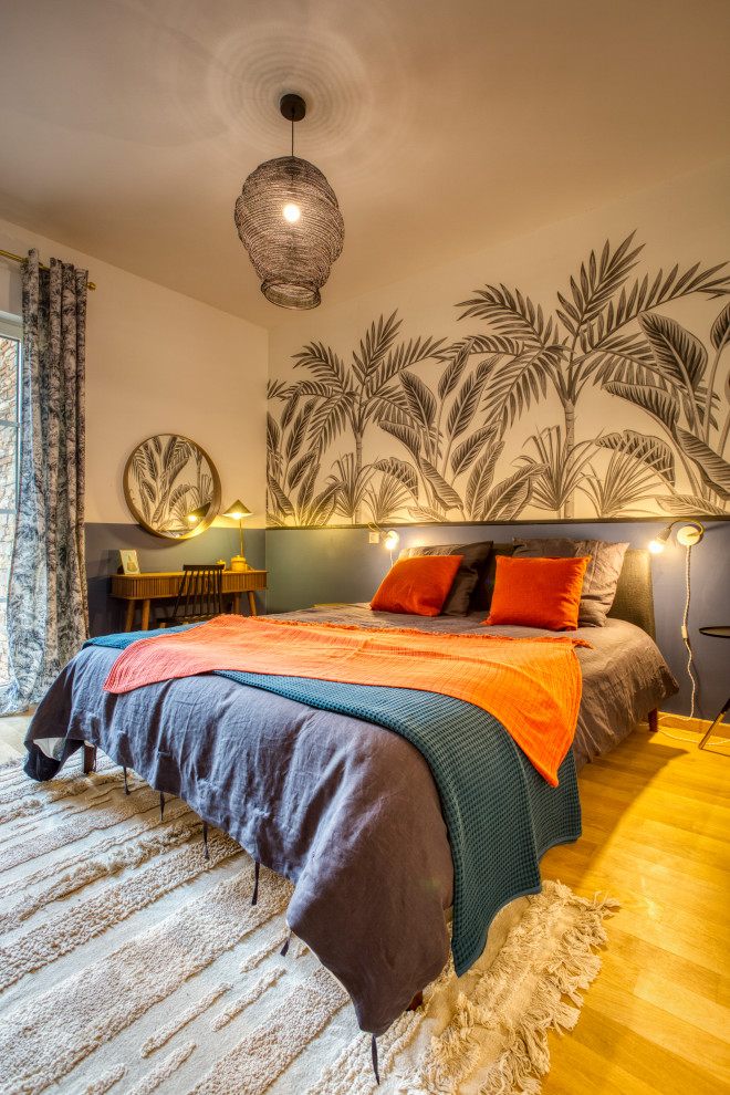 На фото: хозяйская спальня среднего размера в современном стиле с синими стенами, светлым паркетным полом, коричневым полом и обоями на стенах с