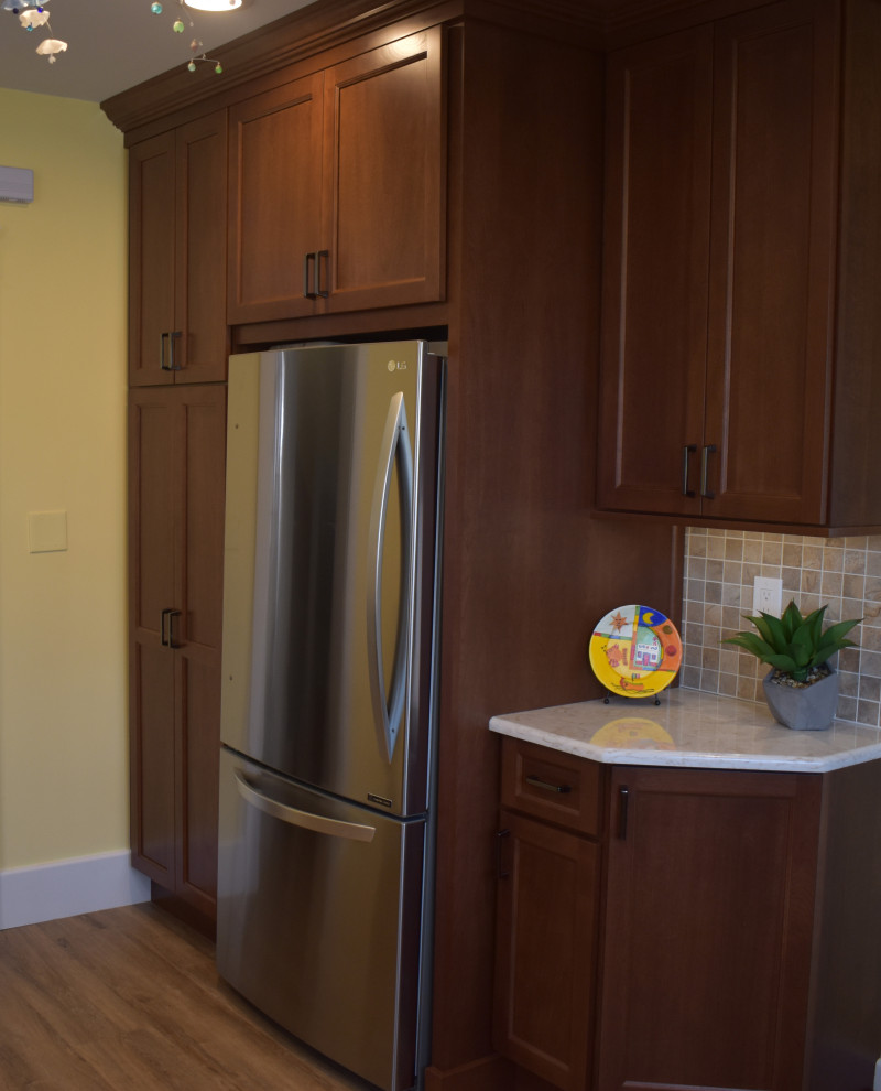 Kitchen - traditional kitchen idea in Providence