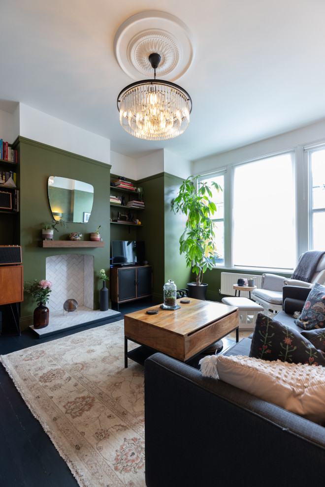 Immagine di un soggiorno contemporaneo di medie dimensioni e chiuso con pareti verdi, TV autoportante e pavimento nero