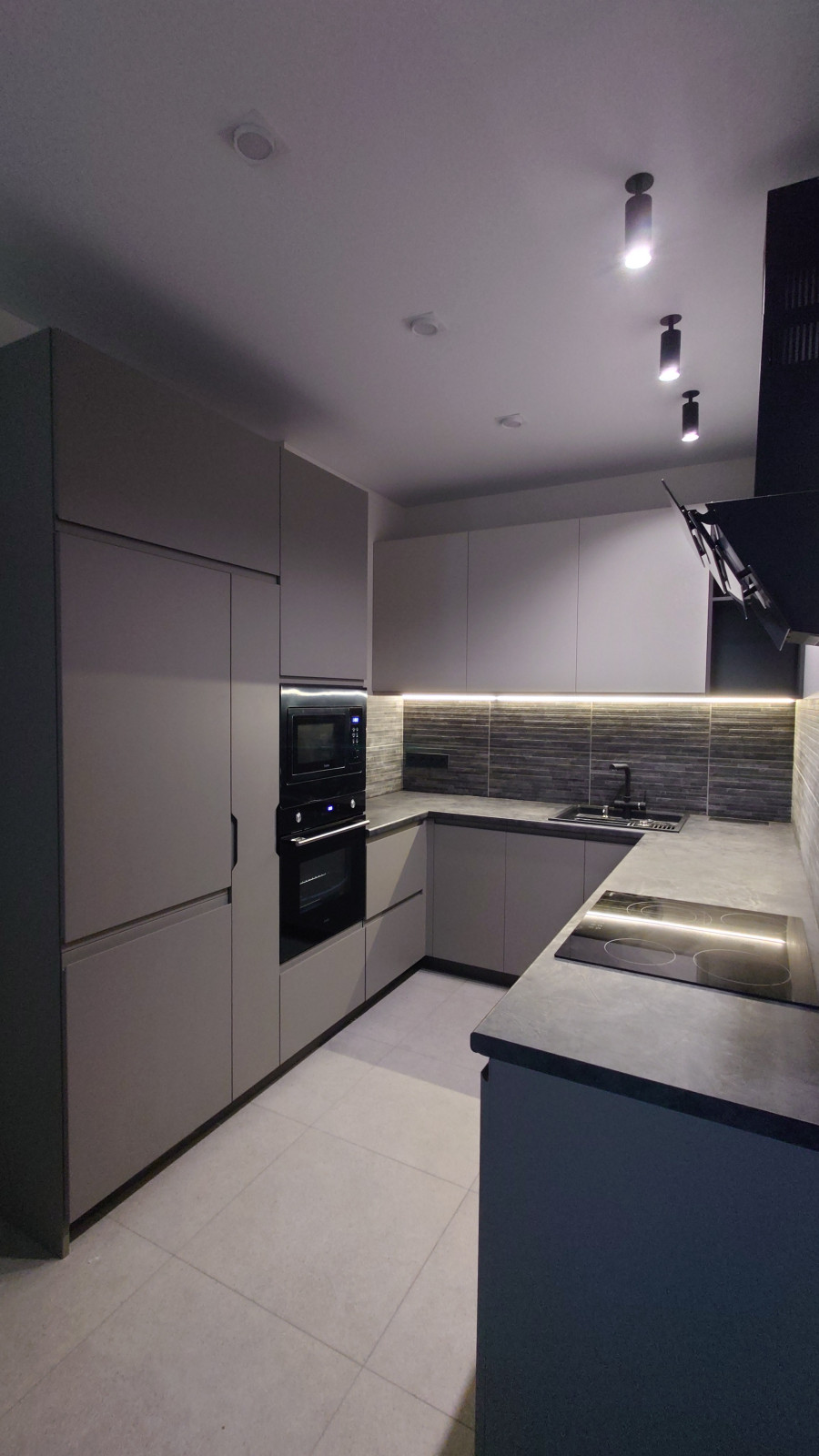 Завершенная современно-лофтовая кухня