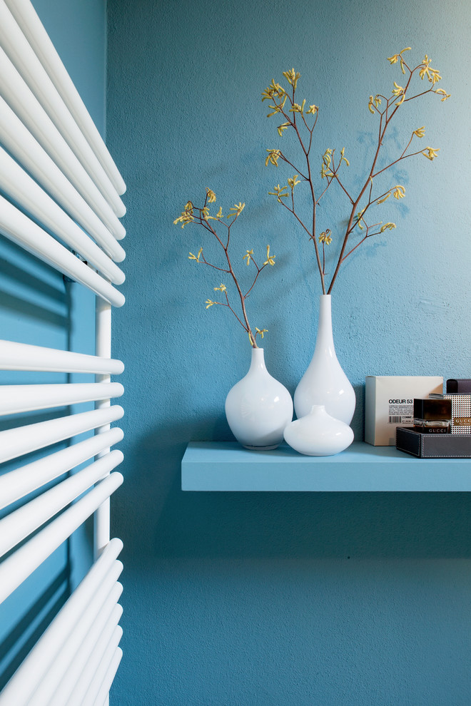 Badezimmer En Suite mit Einbauwaschbecken, offenen Schränken, braunen Schränken, Marmor-Waschbecken/Waschtisch, freistehender Badewanne, Duschnische, Wandtoilette, weißen Fliesen, Mosaikfliesen, blauer Wandfarbe und Kalkstein in Berlin