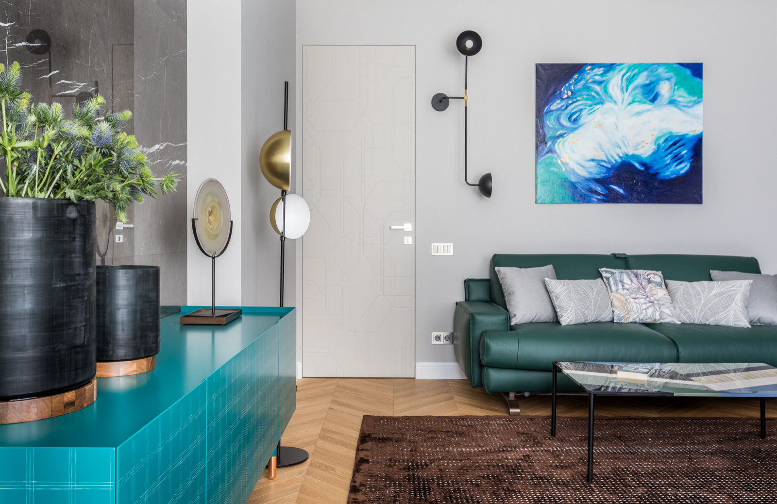 Яркая квартира с элементами из латуни