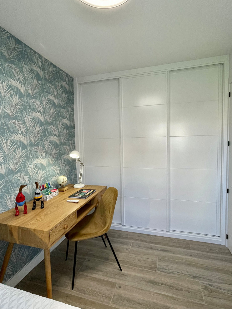 Aménagement d'une chambre d'enfant de 4 à 10 ans moderne de taille moyenne avec un mur bleu, un sol en carrelage de porcelaine, un sol beige, un plafond décaissé et du papier peint.
