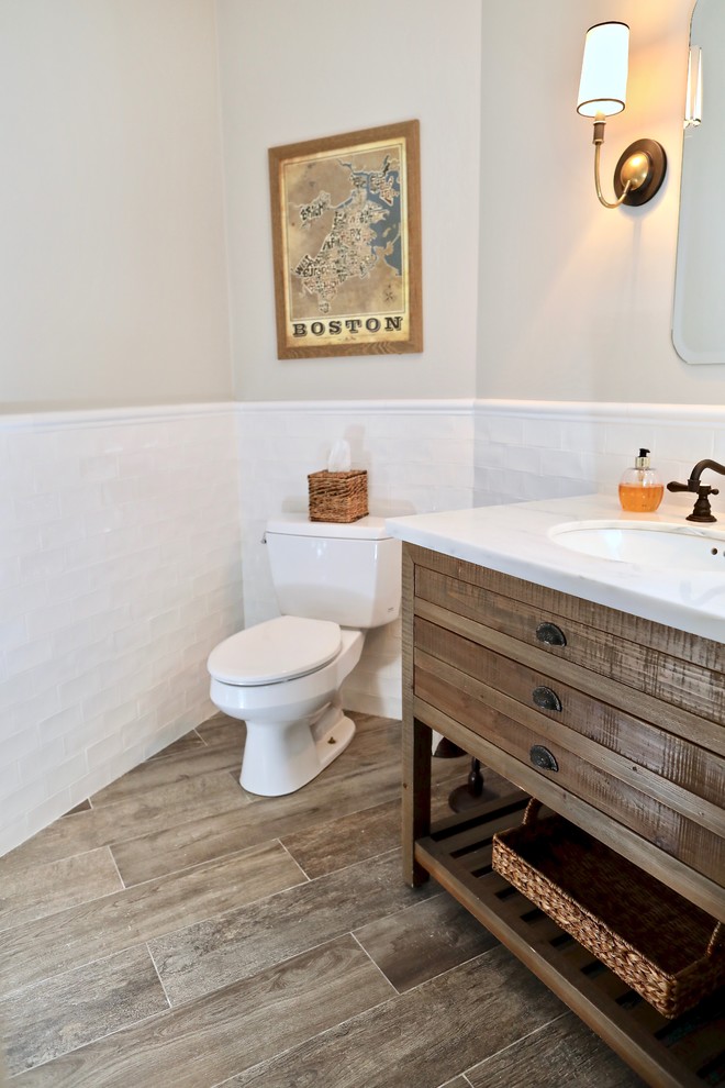 Diseño de cuarto de baño de estilo de casa de campo de tamaño medio