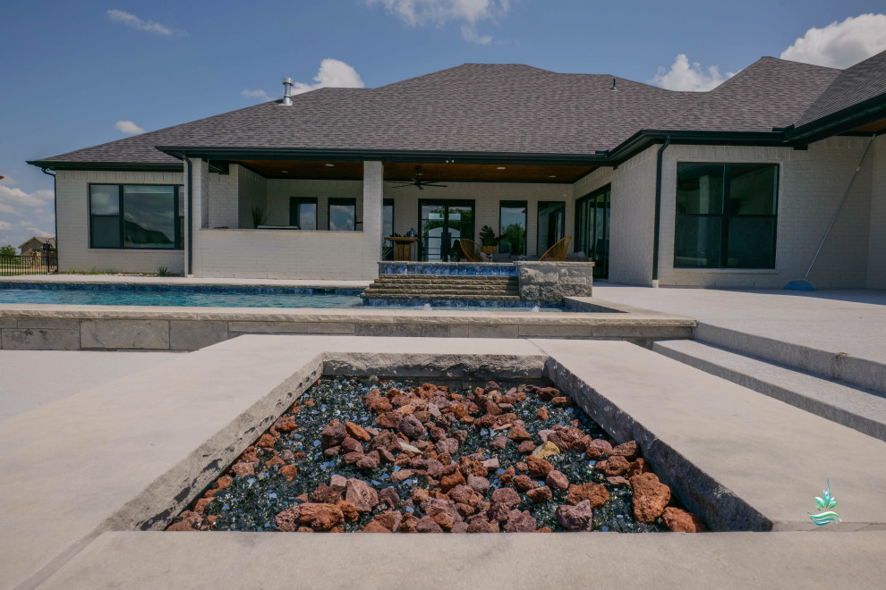 Aménagement d'une très grande piscine naturelle et arrière rétro rectangle avec des solutions pour vis-à-vis et une terrasse en bois.