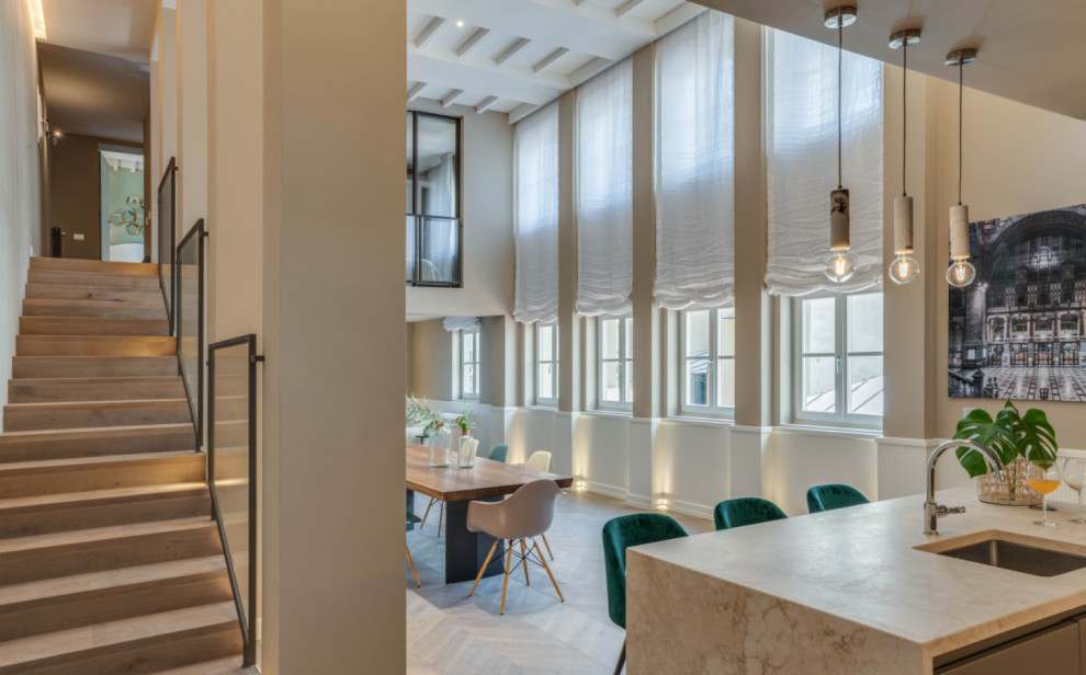 Geräumiges, Repräsentatives Modernes Wohnzimmer im Loft-Stil mit TV-Wand in Rom