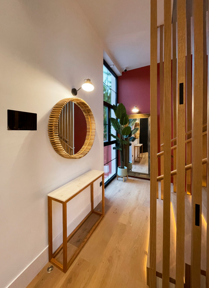 Foto de escalera en U exótica grande con escalones de madera, contrahuellas de madera, barandilla de madera y boiserie