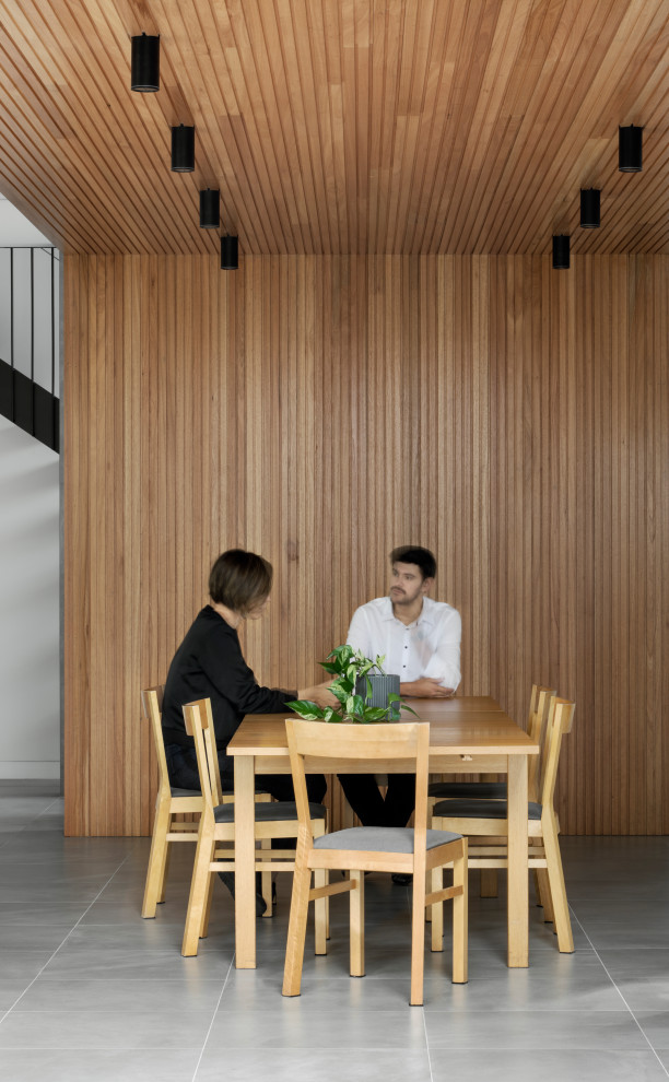 Источник вдохновения для домашнего уюта: большая гостиная-столовая в стиле модернизм с полом из керамической плитки, серым полом, потолком из вагонки и деревянными стенами