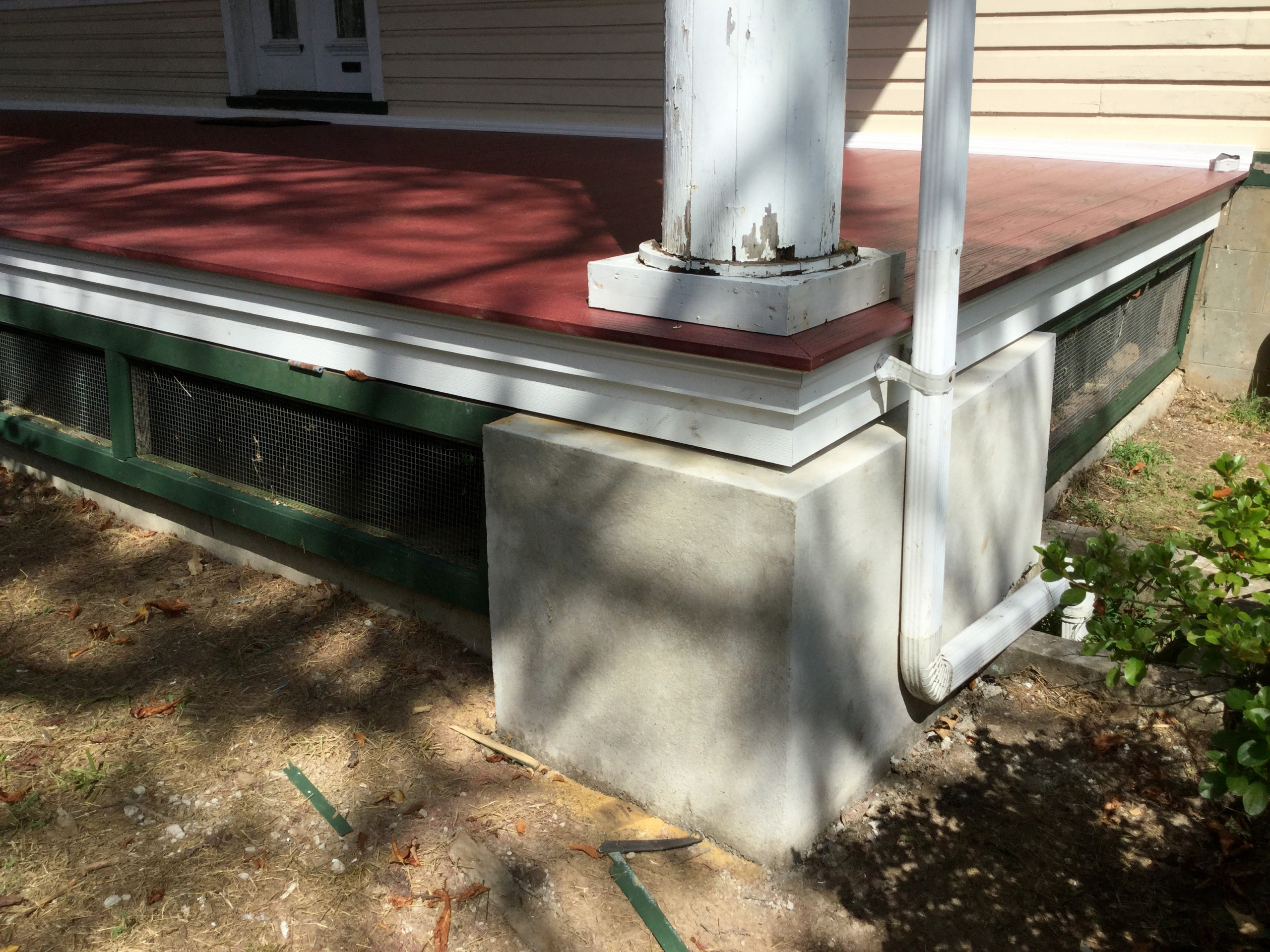 Composite Deck with reinforced concrete pillar for strength