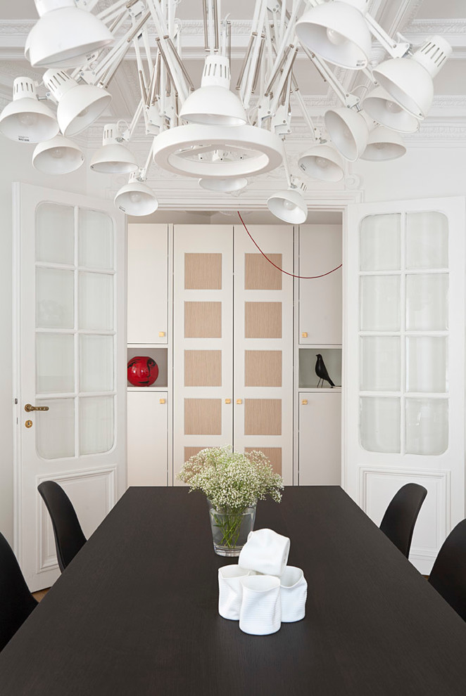 Photo of a contemporary dining room in Paris.