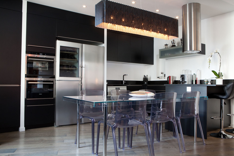Large contemporary u-shaped eat-in kitchen in Paris with black cabinets and a peninsula.