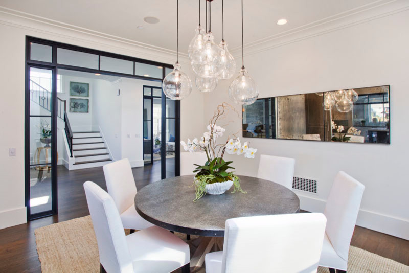 This is an example of a transitional dining room in Los Angeles.