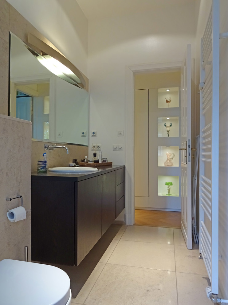 Badezimmer En Suite With Glasfronten, braunen Schränken, japanischer Badewanne, beigen Fliesen, Travertinfliesen, Travertin, Mineralwerkstoff-Waschtisch and brauner Waschtischplatte in Berlin