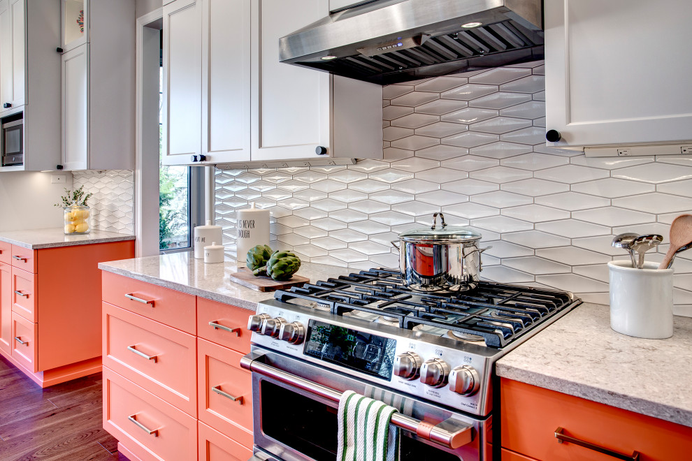 Foto på ett vintage grå linjärt kök, med en undermonterad diskho, skåp i shakerstil, orange skåp, bänkskiva i kvarts, vitt stänkskydd, stänkskydd i keramik, rostfria vitvaror, mellanmörkt trägolv, en köksö och brunt golv