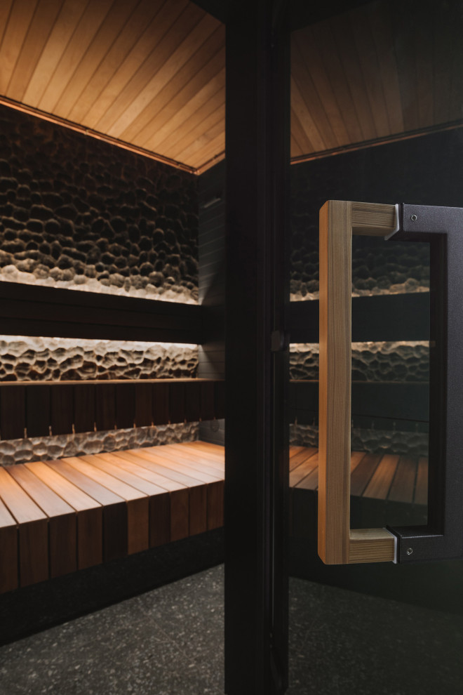 Фурнитура двери: внутри сауны - дерево, снаружи - металл.