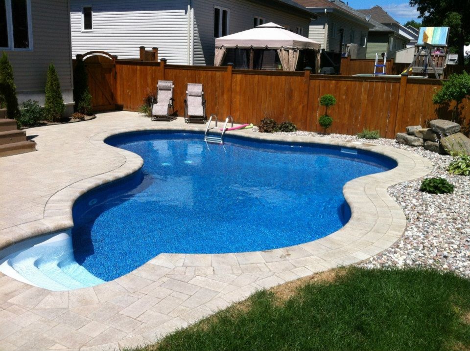 Pool - mid-sized craftsman backyard stone and custom-shaped natural pool idea