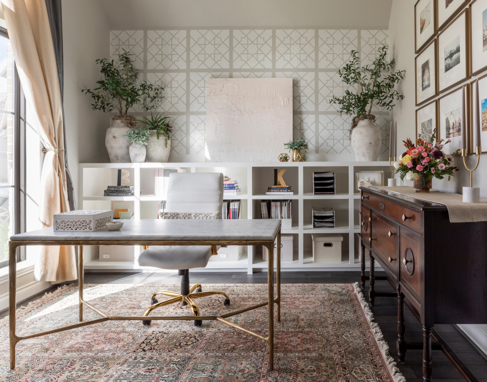 Inspiration för klassiska arbetsrum, med grå väggar, mörkt trägolv, ett fristående skrivbord och brunt golv