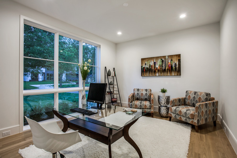 Example of a transitional home design design in Dallas