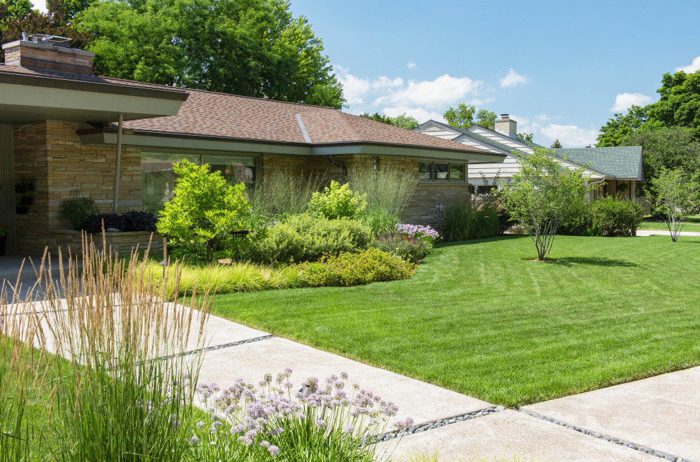 Photo of a mid-sized mid-century modern full sun front yard landscaping in Milwaukee.