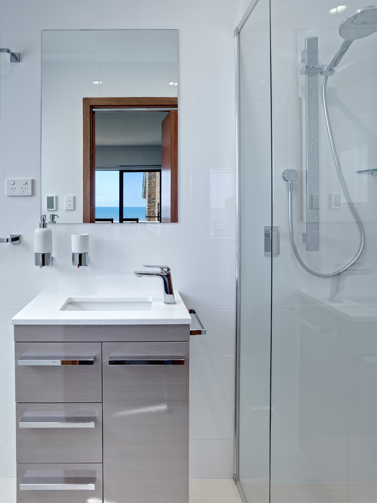 West Lakes Shore Ensuite Contemporary Bathroom