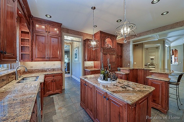 Transitional kitchen photo in Chicago