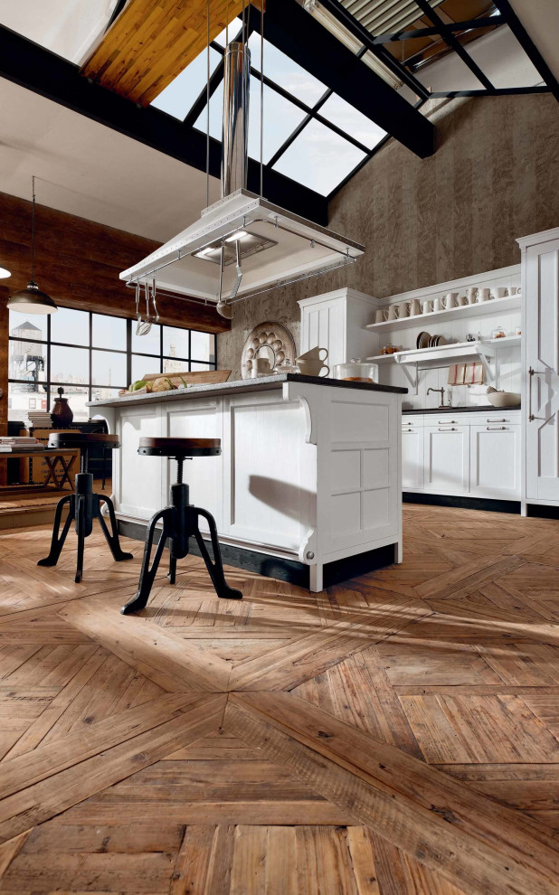 Exempel på ett mellanstort shabby chic-inspirerat svart linjärt svart kök med öppen planlösning, med en dubbel diskho, skåp i shakerstil, vita skåp, marmorbänkskiva, vitt stänkskydd, stänkskydd i trä, vita vitvaror, mellanmörkt trägolv, en köksö och brunt golv