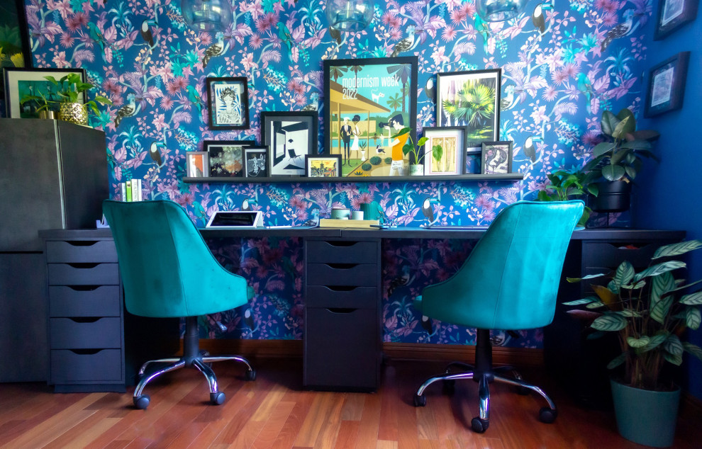 Aménagement d'un bureau atelier exotique de taille moyenne avec un mur bleu, un sol en bois brun et un bureau indépendant.