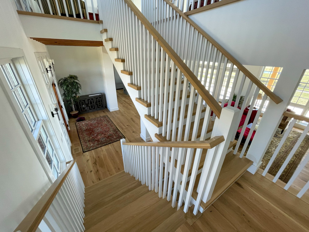 Idée de décoration pour un escalier champêtre en U de taille moyenne avec des marches en bois, des contremarches en bois, un garde-corps en bois et du lambris de bois.