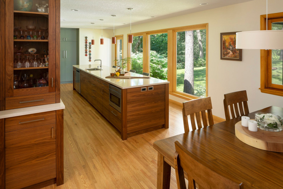 Idée de décoration pour une grande salle à manger ouverte sur la cuisine vintage avec parquet clair.