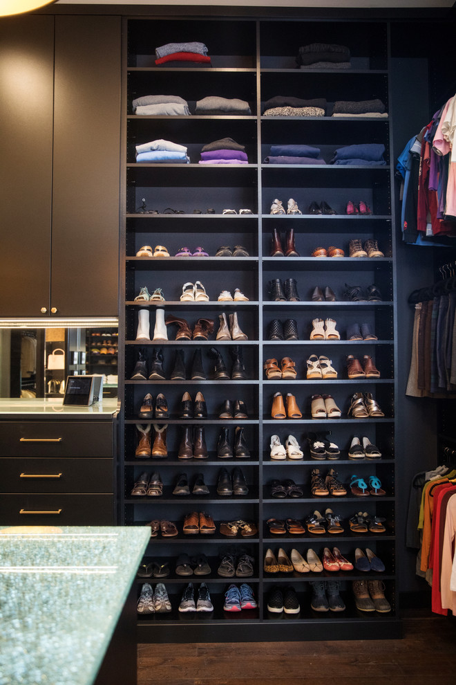 Design ideas for a modern storage and wardrobe in New Orleans.