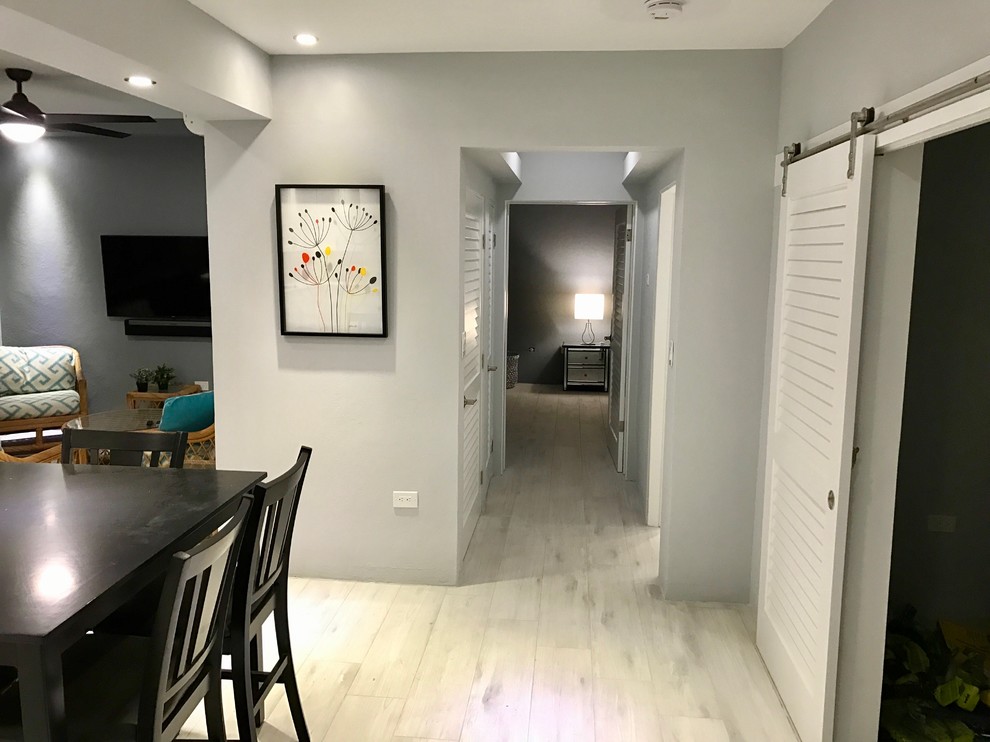 Transitional hallway photo in Miami