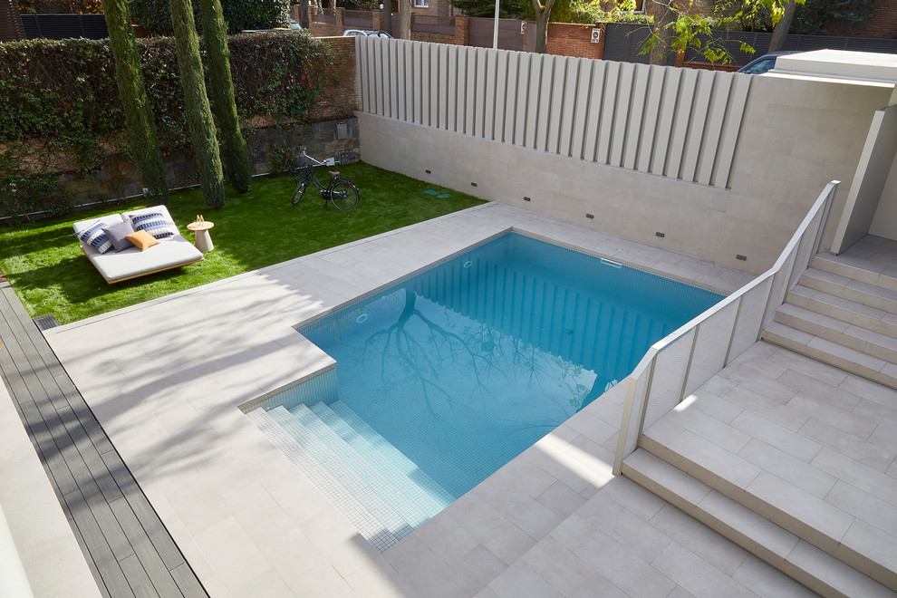 This is an example of a contemporary pool in Barcelona.