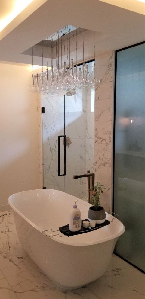 Idéer för att renovera ett mellanstort funkis en-suite badrum, med släta luckor, skåp i mellenmörkt trä, ett fristående badkar, en kantlös dusch, vit kakel, marmorkakel, vita väggar, marmorgolv, vitt golv och dusch med gångjärnsdörr