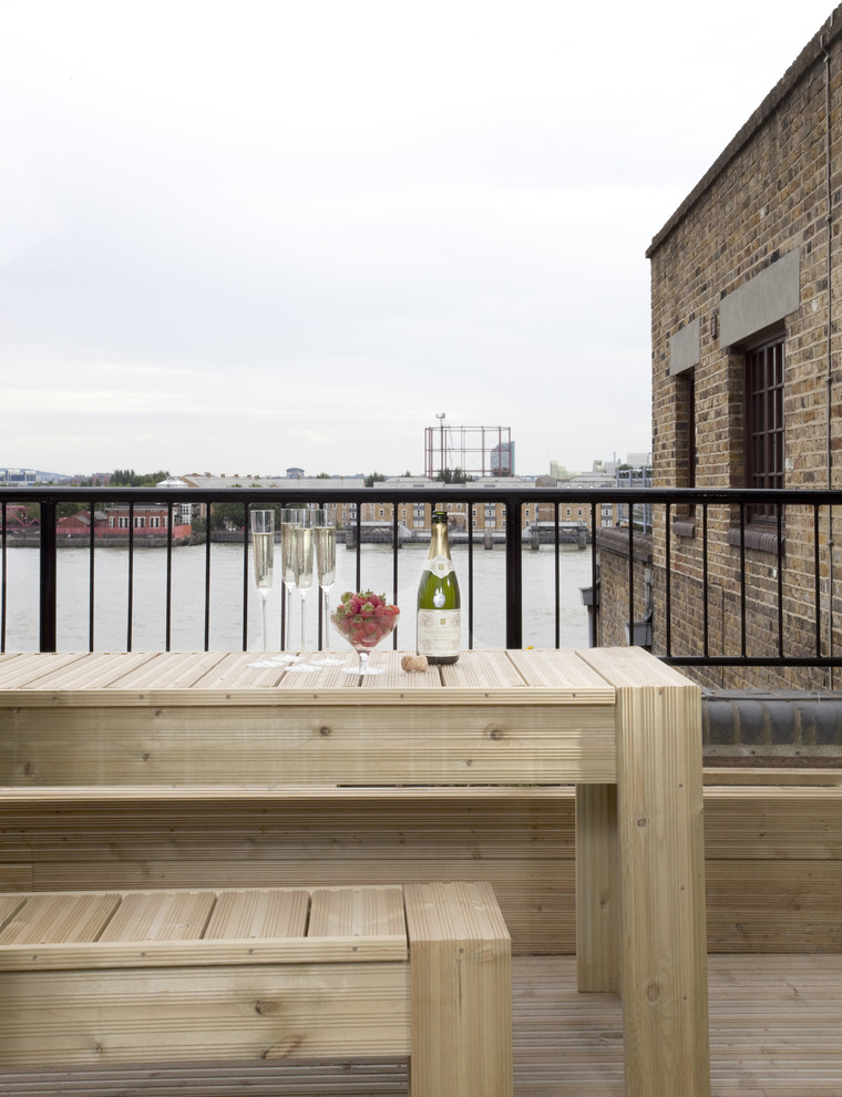 Inspiration for a contemporary rooftop and rooftop deck in London.