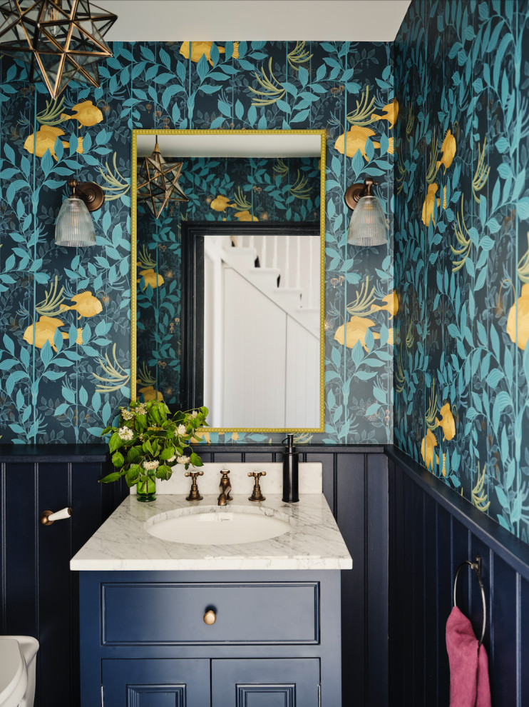 Kleine Klassische Gästetoilette mit Schrankfronten im Shaker-Stil, blauen Schränken, bunten Wänden, Einbauwaschbecken, Marmor-Waschbecken/Waschtisch, grauer Waschtischplatte, freistehendem Waschtisch und Tapetenwänden in London