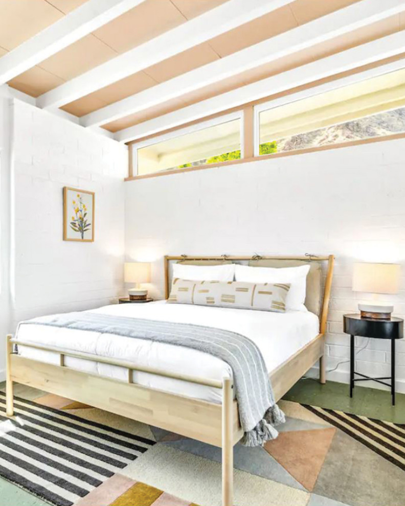 Mid-Century Gästezimmer mit weißer Wandfarbe, Laminat, grünem Boden, freigelegten Dachbalken und Ziegelwänden in Sonstige