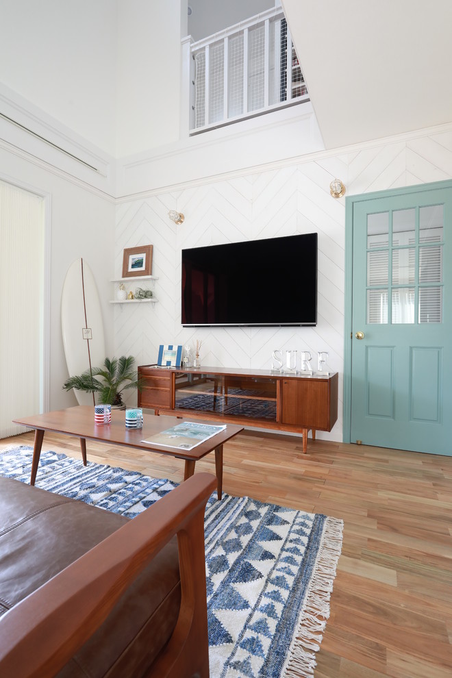 他の地域にあるビーチスタイルのおしゃれなリビングの写真