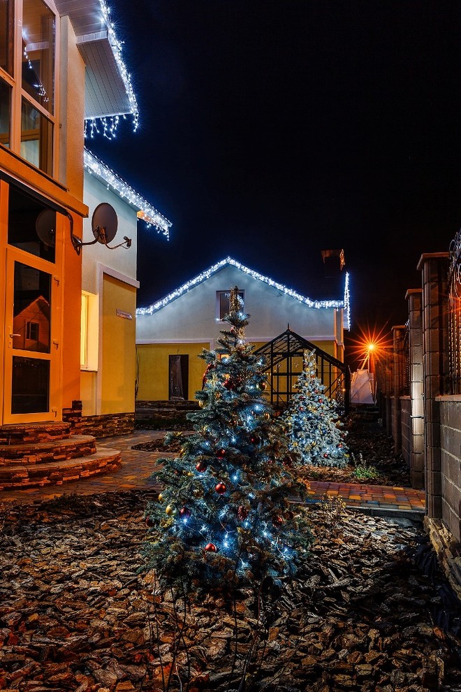 Новогоднее украшение сада и коттеджа