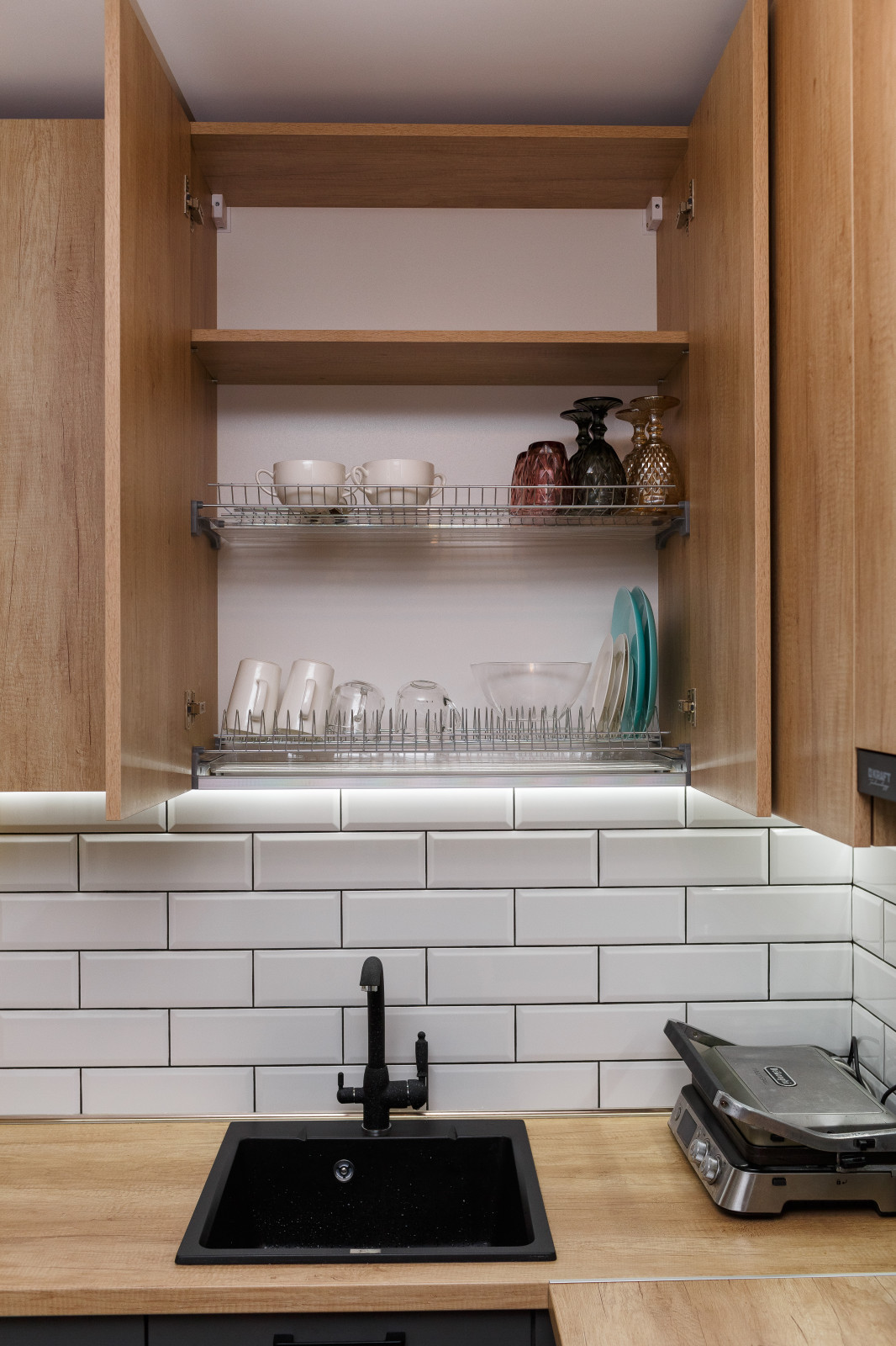 Кухня современная в двух цветах