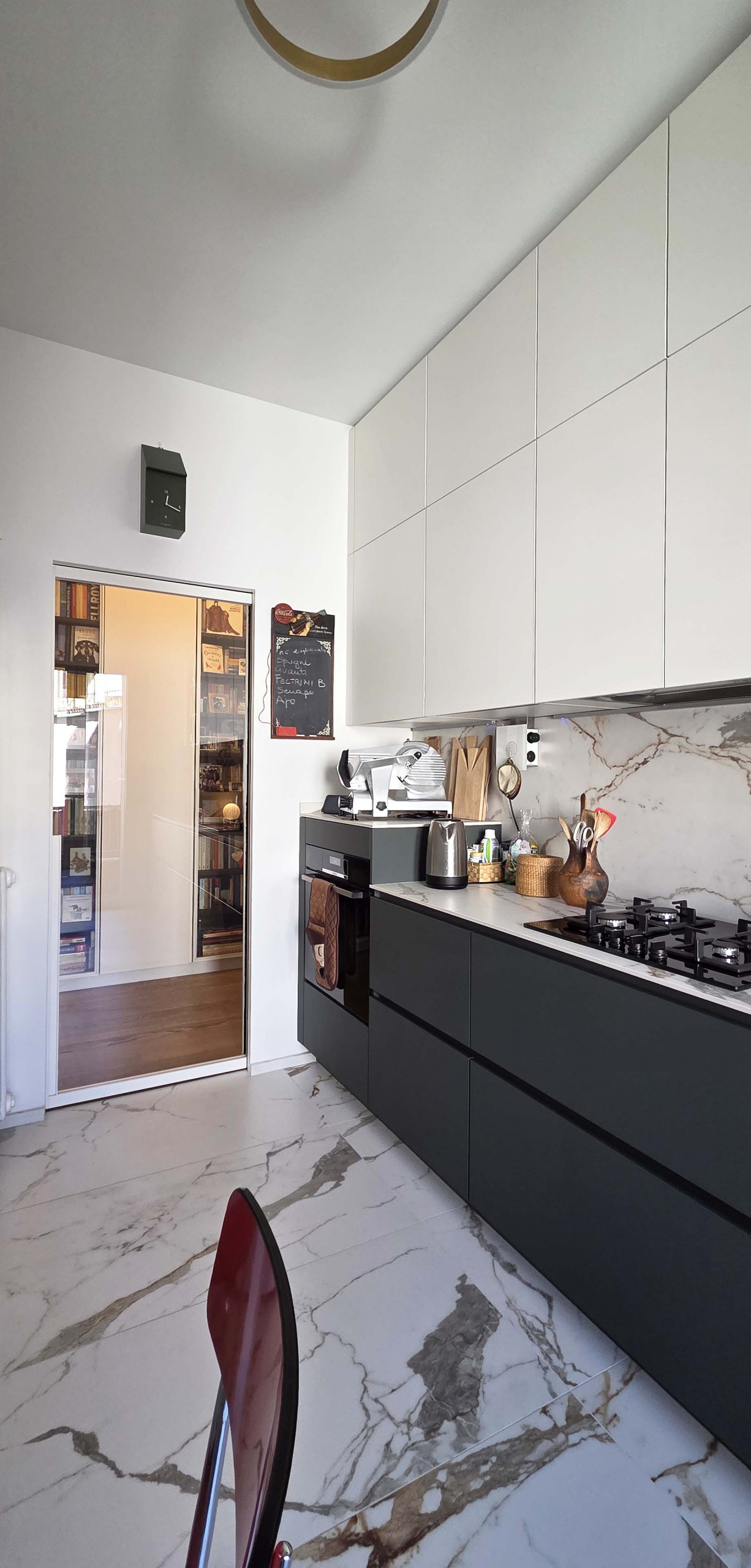 Ristrutturazione cucina e arredi su misura per ingresso e camera a Milano