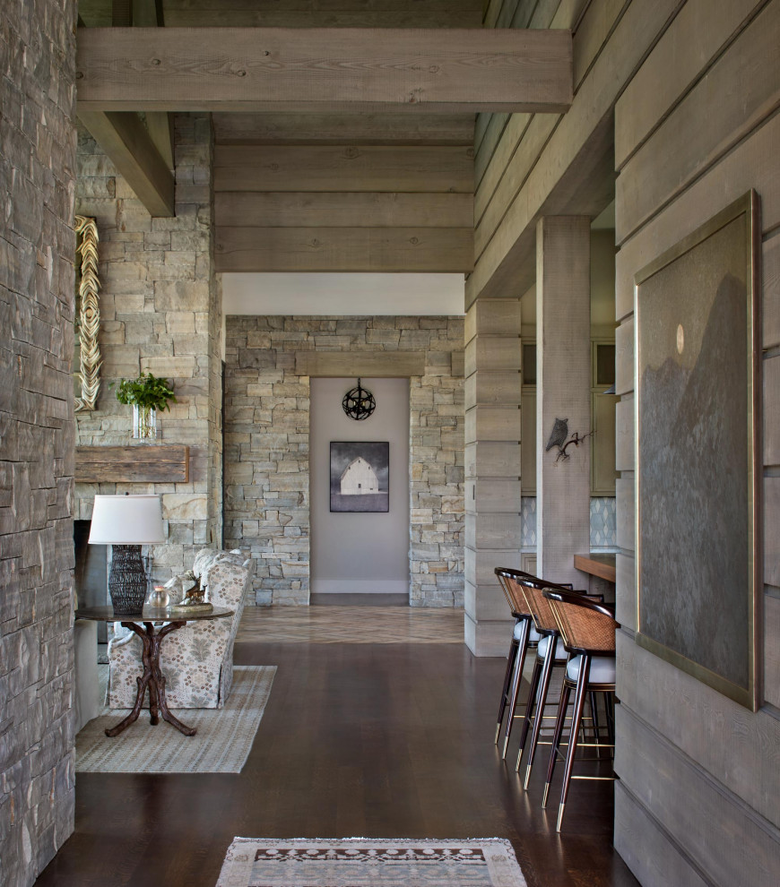 Imagen de recibidores y pasillos rústicos con suelo de madera en tonos medios
