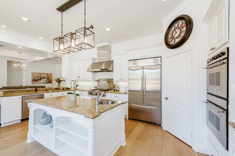 Large transitional kitchen in Los Angeles with with island.