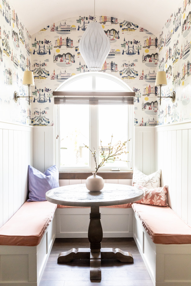 Cette photo montre une salle à manger nature de taille moyenne avec un mur blanc, parquet foncé et un sol marron.