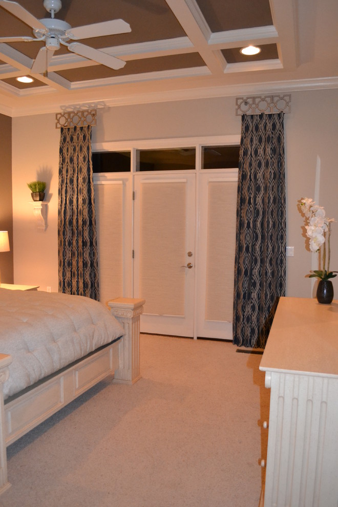 Home design - mid-sized transitional master carpeted home design idea with multicolored walls