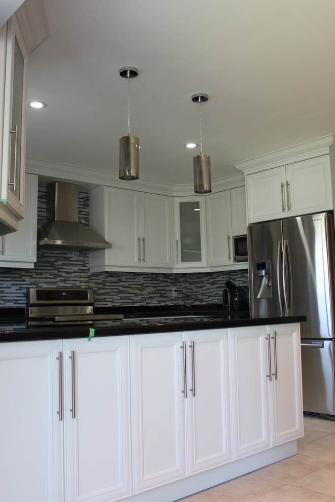 Transitional kitchen photo in Toronto