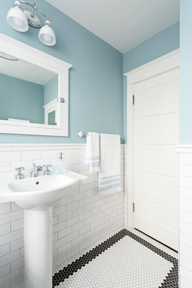 Стильный дизайн: маленькая ванная комната в викторианском стиле с белой плиткой, полом из керамической плитки, раковиной с пьедесталом, тумбой под одну раковину, керамогранитной плиткой и душевой кабиной для на участке и в саду - последний тренд