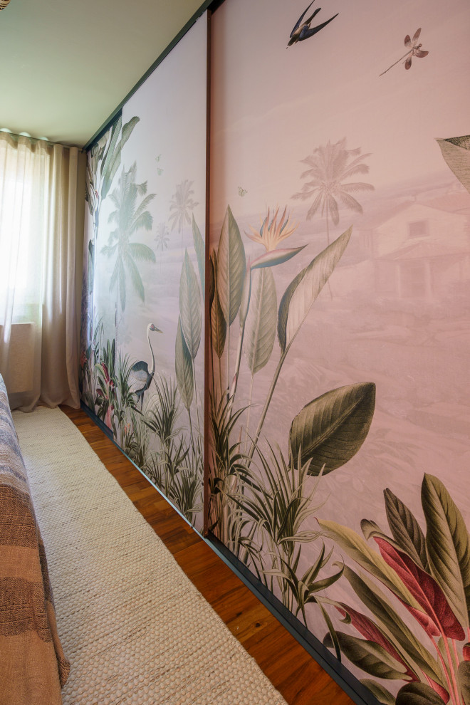 Mittelgroßes Mediterranes Hauptschlafzimmer mit grüner Wandfarbe, braunem Holzboden und Tapetenwänden in Frankfurt am Main
