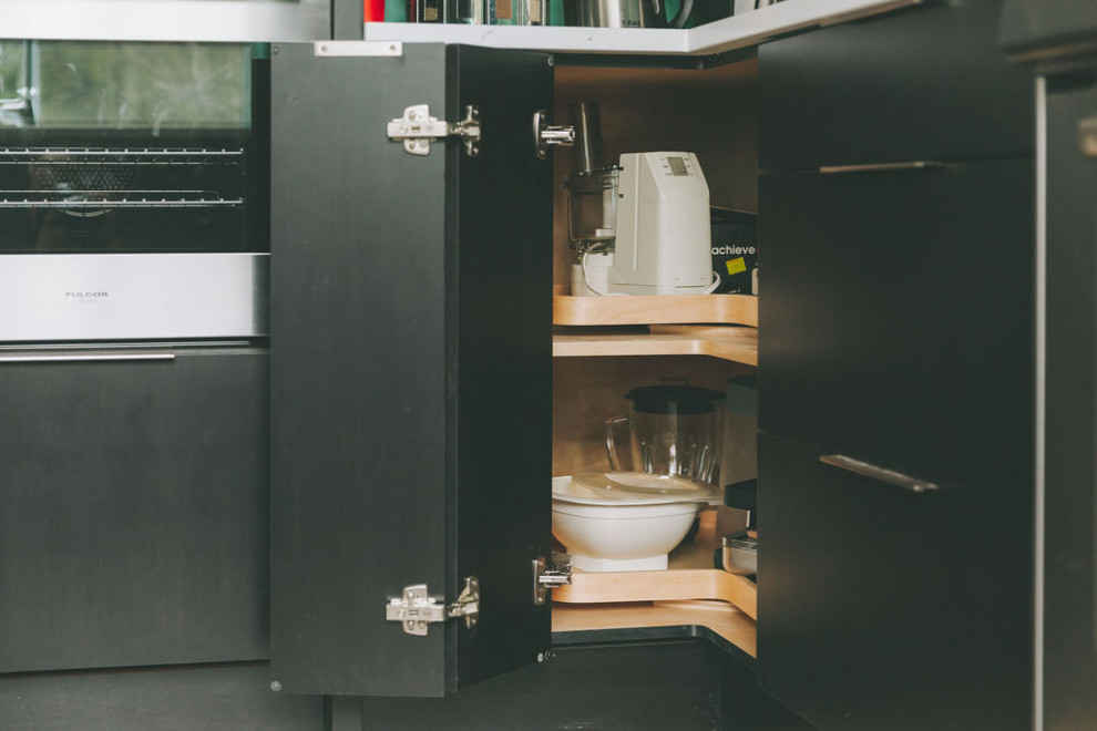 Transitional kitchen photo in Vancouver